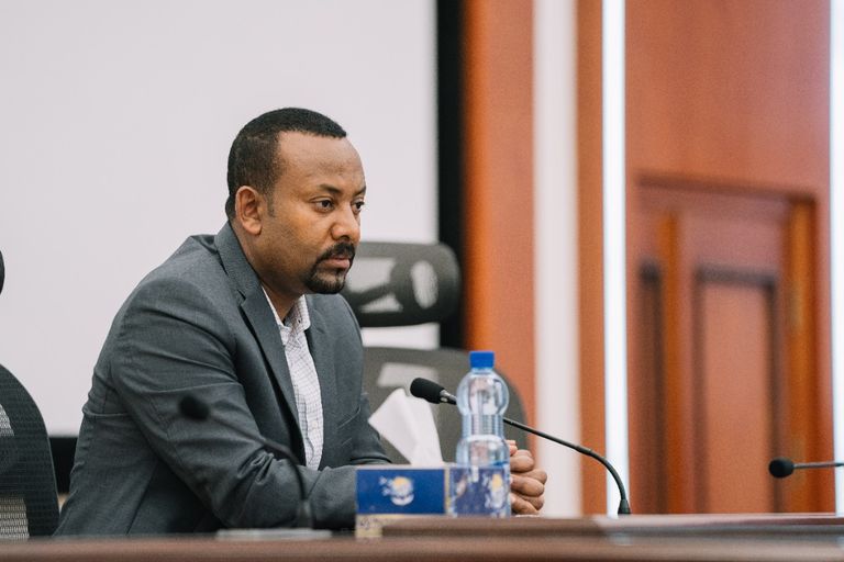 رئيس الوزراء الإثيوبي آبي أحمد يجتمع مع حاكمي إقليمي أمهرة وبني شنقول مفوض الشرطة الفيدرالية الإثيوبية اندشاو طاسو