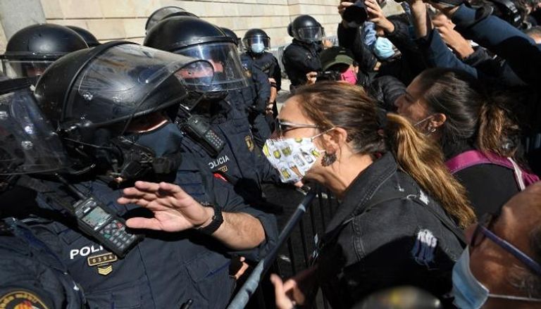 جانب من الاحتجاجات في إقليم كتالونيا على قيود كورونا