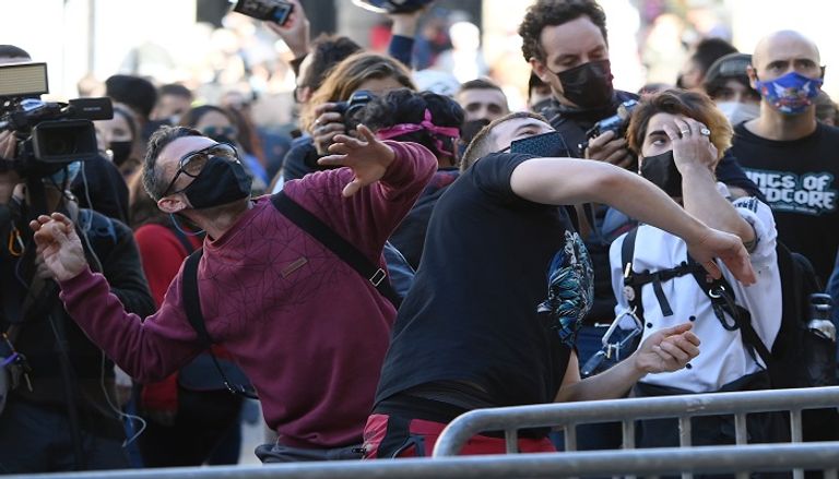 جانب من الاحتجاجات التي يشهدها إقليم كاتالونيا الإسباني ضد قيود كورونا جانب من الاحتجاجات في إقليم كتالونيا على قيود كورونا