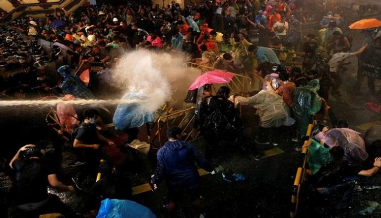 الشرطة تفرق المتظاهرين بخراطيم المياه في بانكوك