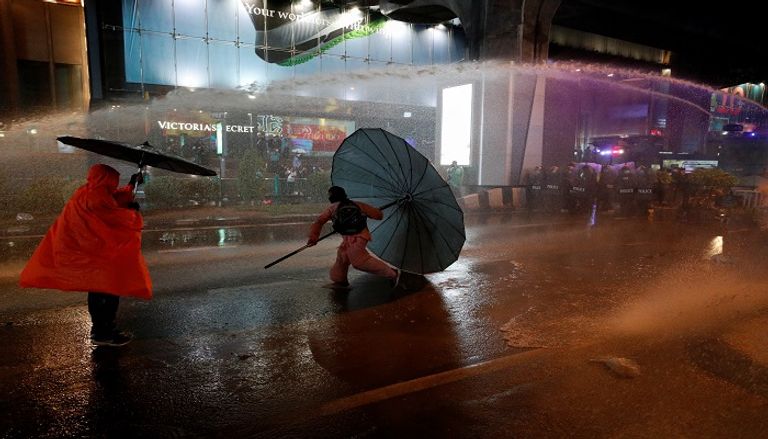 الشرطة تفرق المتظاهرين بخراطيم المياه في بانكوك