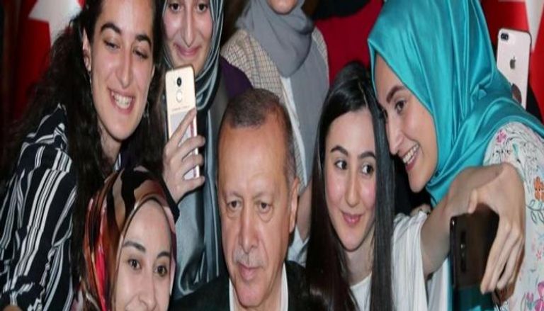 أردوغان في سيلفي مع شابات تركيات- أرشيفية