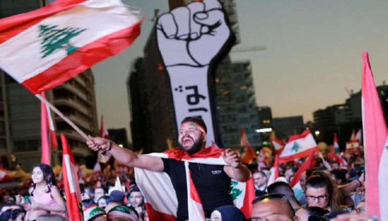 لبنانيون خلال مشاركتهم في مظاهرات واسعة ببيروت- أرشيفية