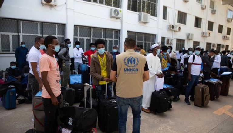 إجلاء عدد من المهاجرين من ليبيا 