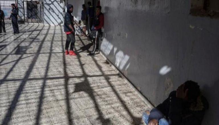 إجلاء عدد من المهاجرين من ليبيا