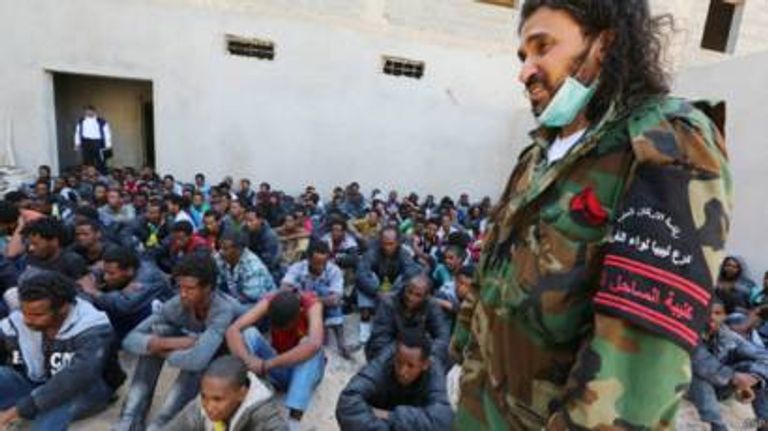 إجلاء عدد من المهاجرين من ليبيا