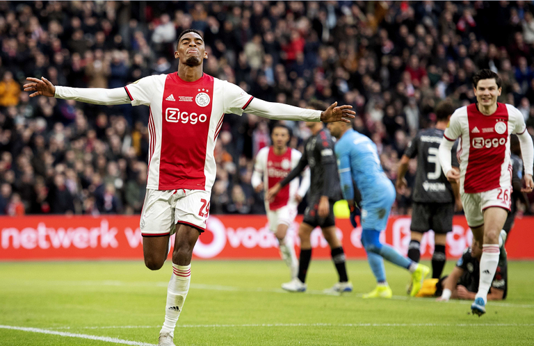 فيروس كورونا وكرة القدم