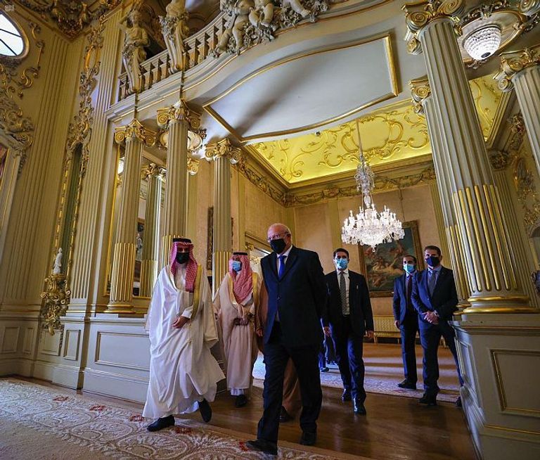 الأمير فيصل بن فرحان وأوقستو سانتوس سيلفا