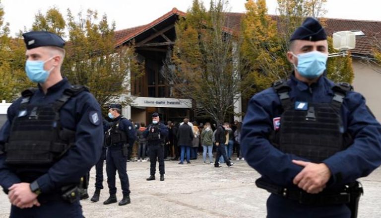 عناصر من الشرطة الفرنسية في موقع الحادث - أ.ف.ب