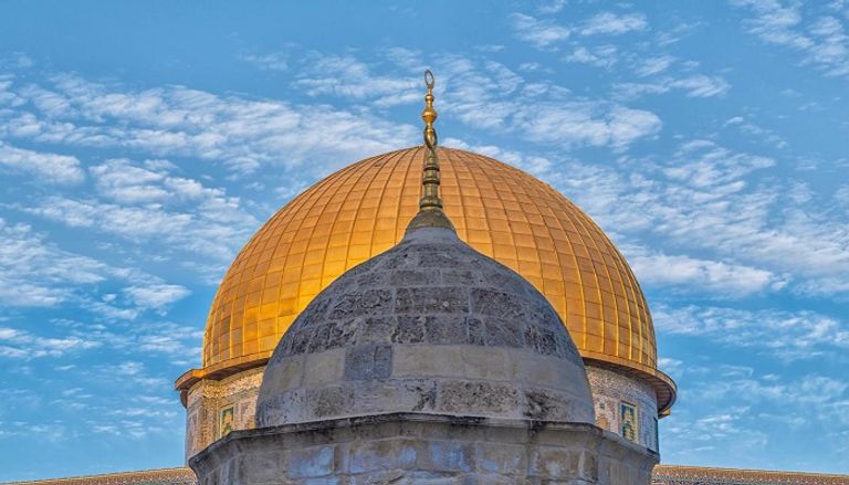 أطفال فلسطينيون وفي الخلفية قبة الصخرة