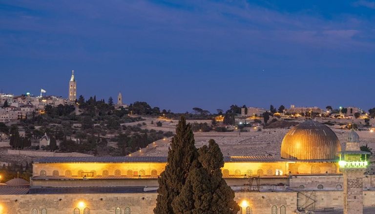 أطفال فلسطينيون وفي الخلفية قبة الصخرة