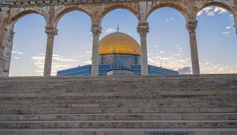 أطفال فلسطينيون وفي الخلفية قبة الصخرة