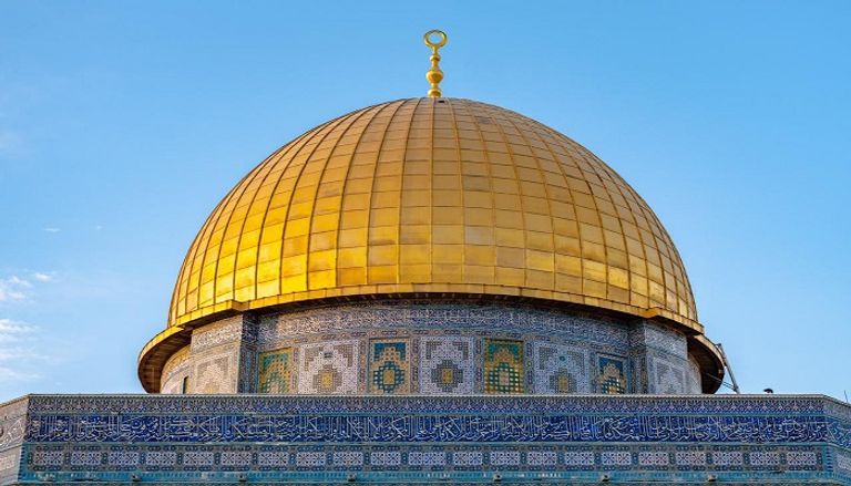 أطفال فلسطينيون وفي الخلفية قبة الصخرة