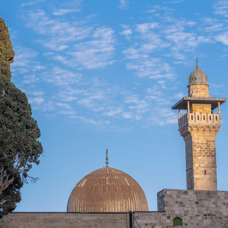 أطفال فلسطينيون وفي الخلفية قبة الصخرة