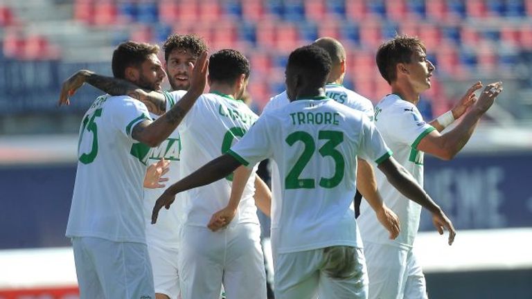 فريق ساسولو لاعبو ساسولو يحتفلون بأحد الأهداف