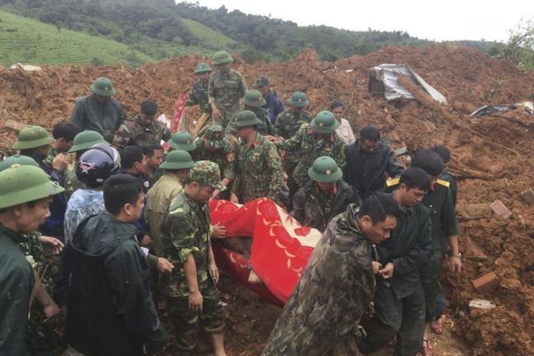 فقد 22 جنديا في انهيار أرضي بفيتنام