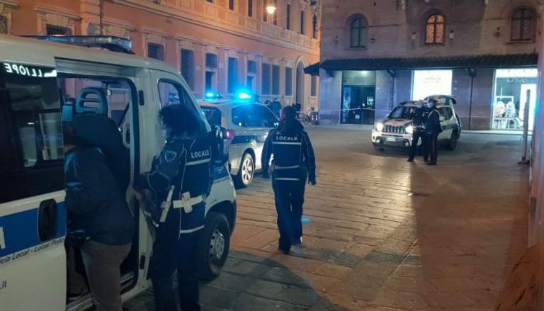 رجال الشرطة الإيطالية يطوقون المنطقة بعد الحادث