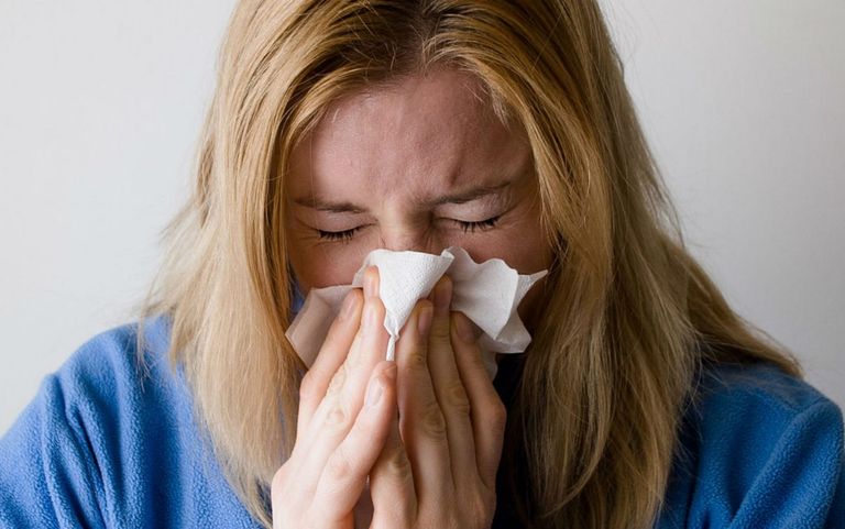 فتاة تعاني من الرشح - تعبيرية عن أعراض كورونا الجديد شاب يضع كمامة للوقاية من فيروس كورونا