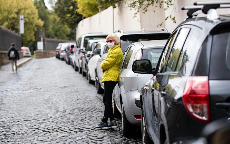سيدة ترتدي الكمامة في الشوارع للوقاية من كورونا شاب يضع كمامة للوقاية من فيروس كورونا
