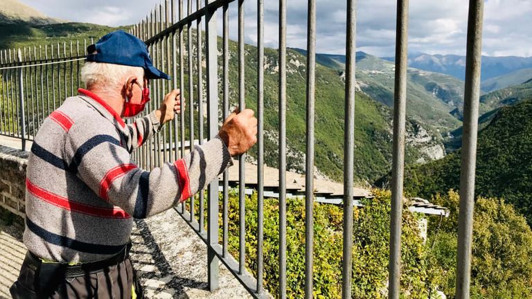 الصديقان كاريللي ونوبيلي في قريتهما