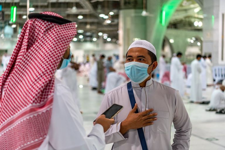 مصلون في المسجد الحرام