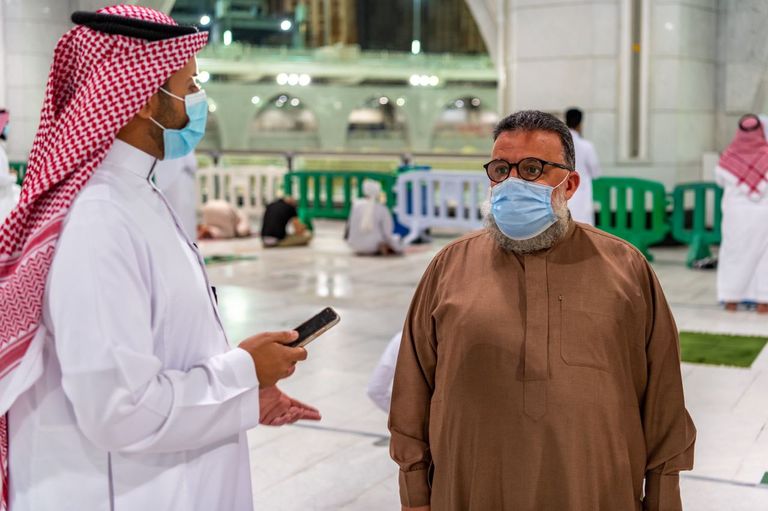 مصلون في المسجد الحرام