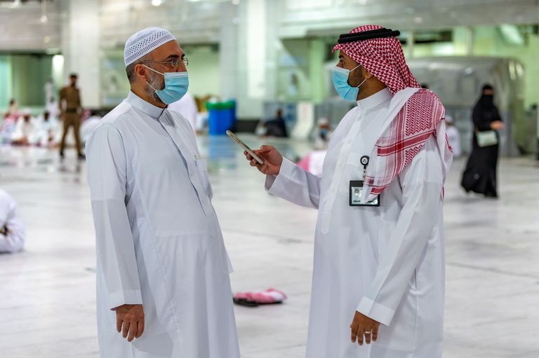 مصلون في المسجد الحرام