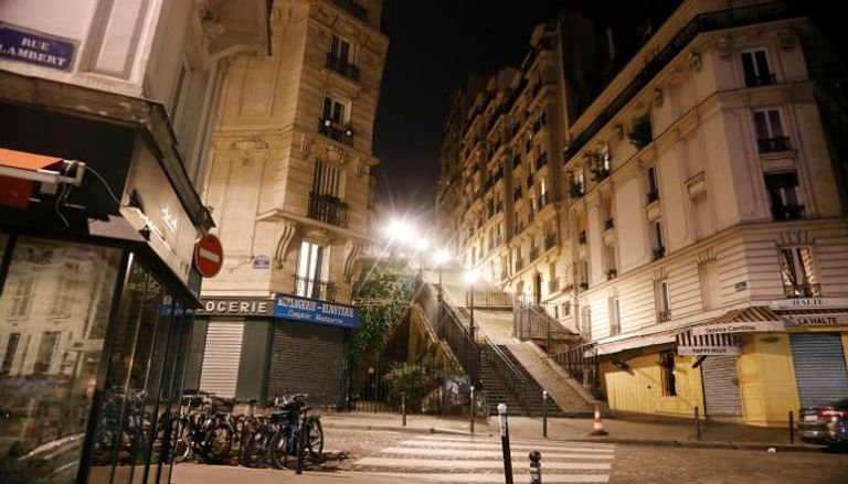 شوارع باريس فارغة عقب تطبيق حظر التجول