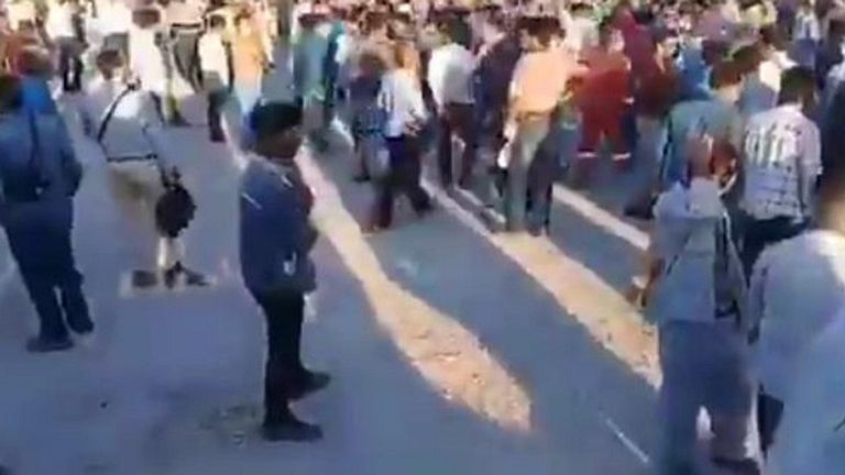 عاملون يحتجون في محطة "باريسان" لاستخراج الغاز 