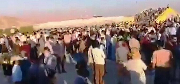 عاملون يحتجون في محطة "باريسان" لاستخراج الغاز 