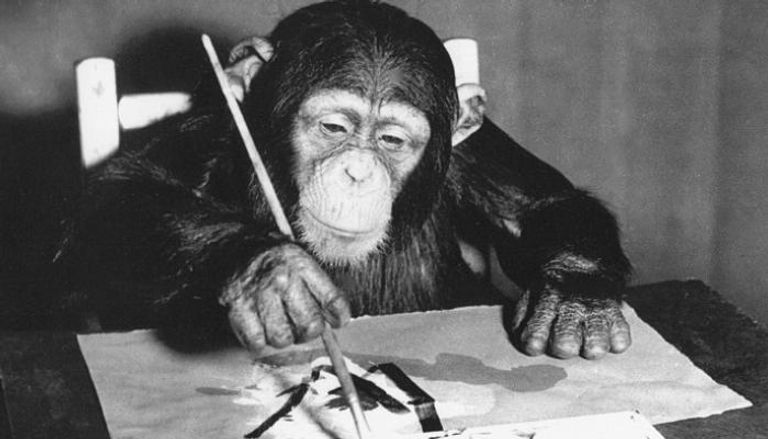 الشمبانزي كونجو يرسم إحدى لوحاته