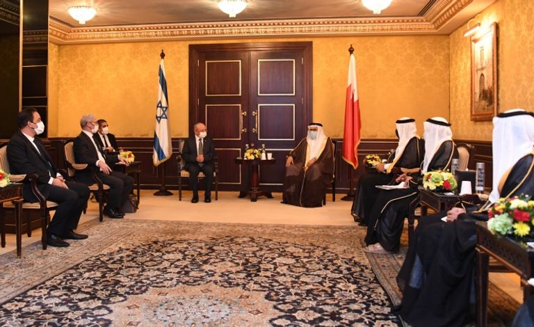 وزير الخارجية البحريني خلال استقبال الوفد الإسرائيلي وزير الخارجية البحريني ومستشار الأمن القومي