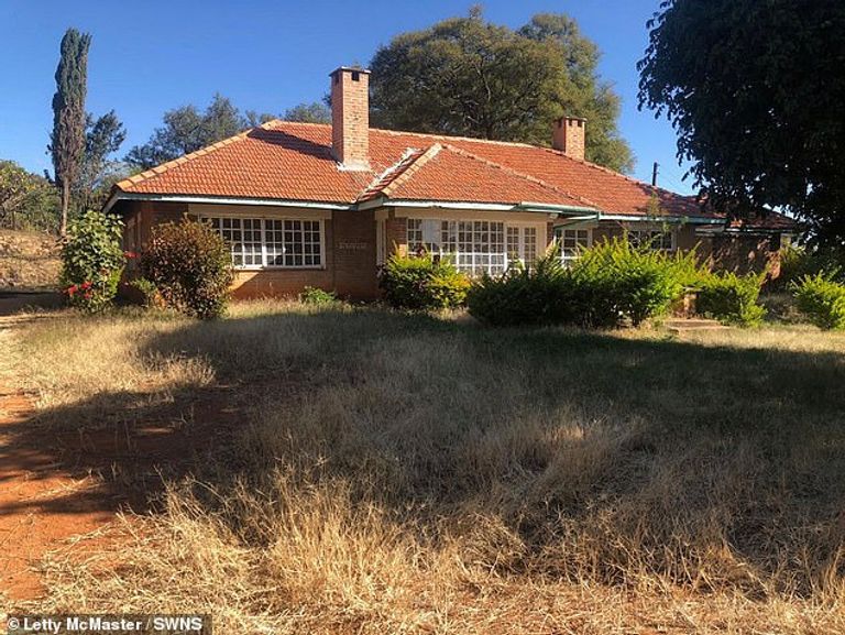 ليتي مع بعض المشردين الذين تقدم لهم المساعدة