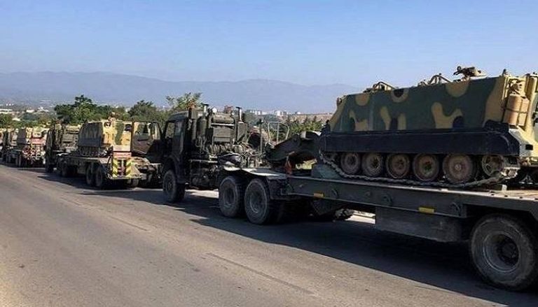 طابور من الشاحنات تحمل آليات عسكرية تدخل سوريا