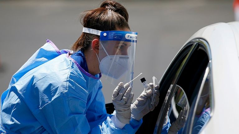 إجراء مسحة لفيروس كورونا