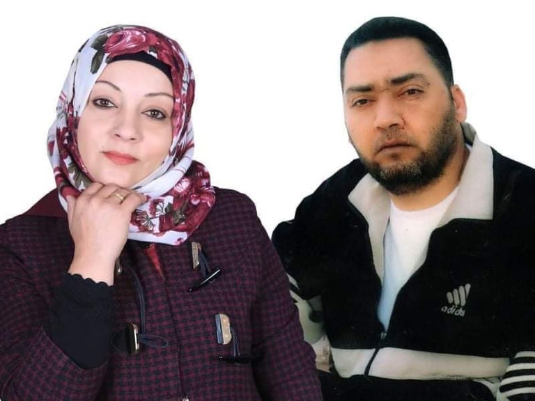 فاتن تجلس إلى جوار صورة أيمن