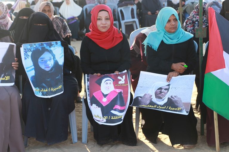 فاتن تجلس إلى جوار صورة أيمن