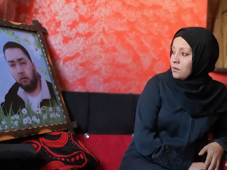 فاتن تجلس إلى جوار صورة أيمن