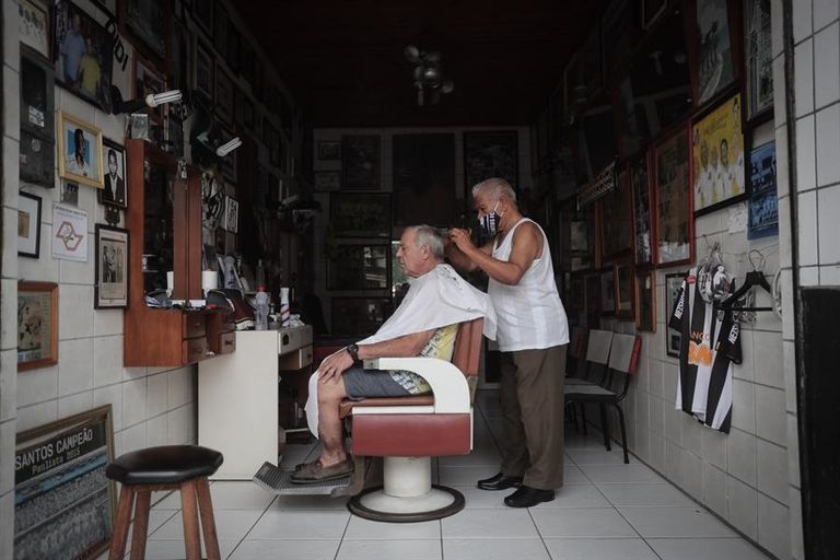 ديدي مصفف شعر بيليه في المحل الخاص به ديدي مصفف شعر بيليه في المحل الخاص به