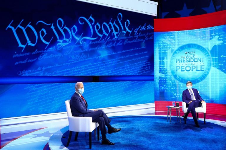 تمثال قابل للنفخ لشكل الرئيس ترامب في إحدى الشرفات في بنسلفانيا