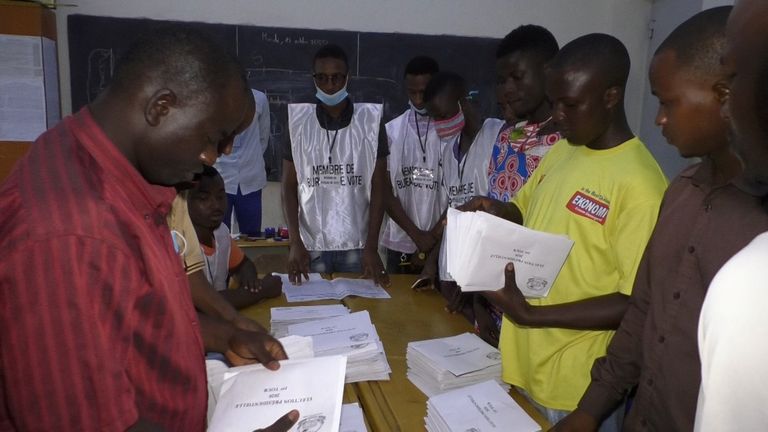 فرز الأصوات بالانتخابات الرئاسية في غينيا