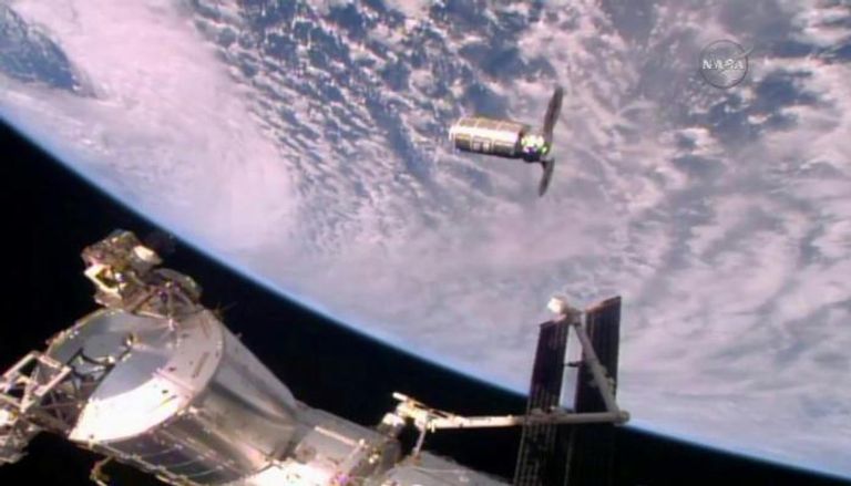 مركبة فضائية تقترب من محطة الفضاء الدولية  