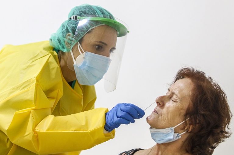 تجربة لإصابة متطوعين بفيروس كورونا