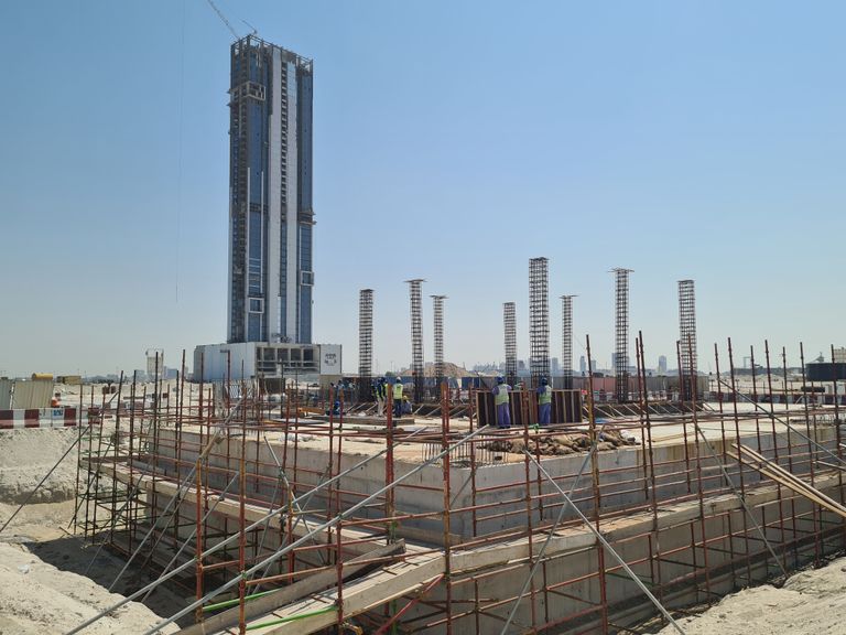 جانب من أعمال مشروع التطوير السكني والتجاري في مدينة دبي الملاحية