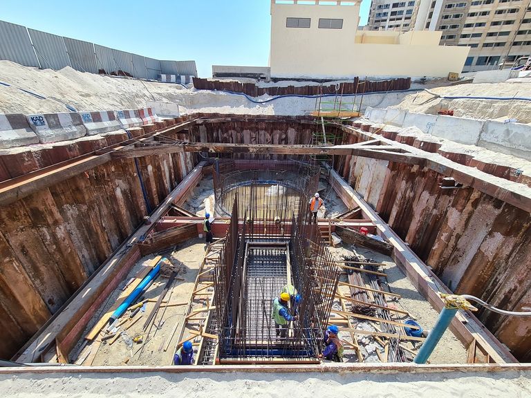 جانب من أعمال مشروع التطوير السكني والتجاري في مدينة دبي الملاحية