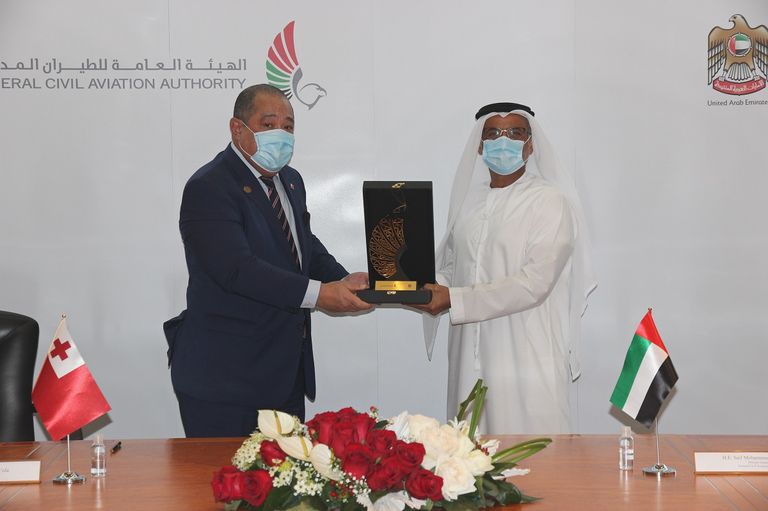 جانب من توقيع الاتفاقية بين الإمارات ومملكة تونغا جانب من توقيع الاتفاقية بين الإمارات ومملكة تونغا