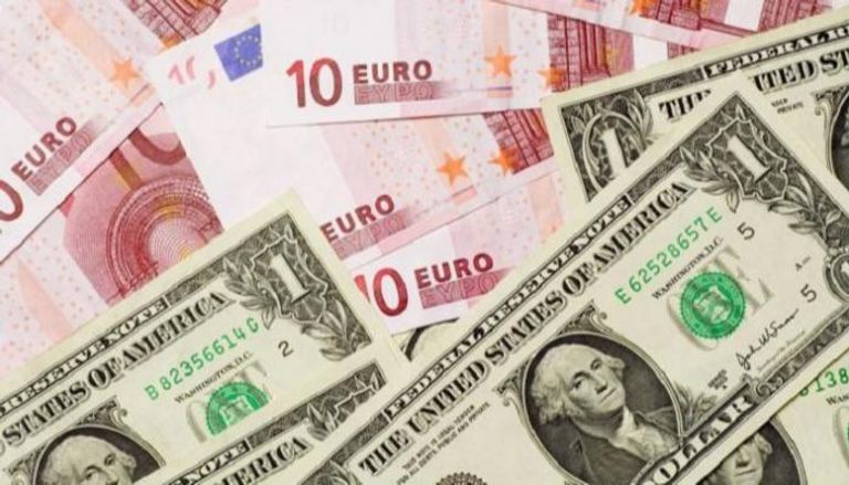 اليورو يعاني مع تلاشي آمال حزمة تحفيز أمريكية وانتشار كوفيد-19