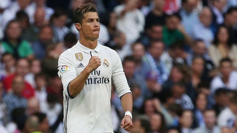 كريستيانو رونالدو بقميص ريال مدريد إيدين هازارد لاعب ريال مدريد
