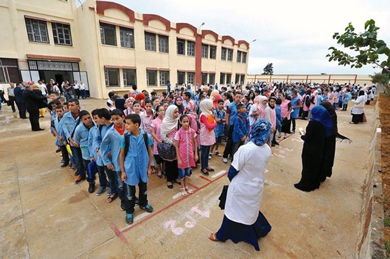 تلاميذ في مدرسة جزائرية - أرشيفية تحية علم لتلاميذ بمدرسة جزائرية - أرشيفية
