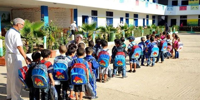 تلاميذ في مدرسة جزائرية - أرشيفية تحية علم لتلاميذ بمدرسة جزائرية - أرشيفية